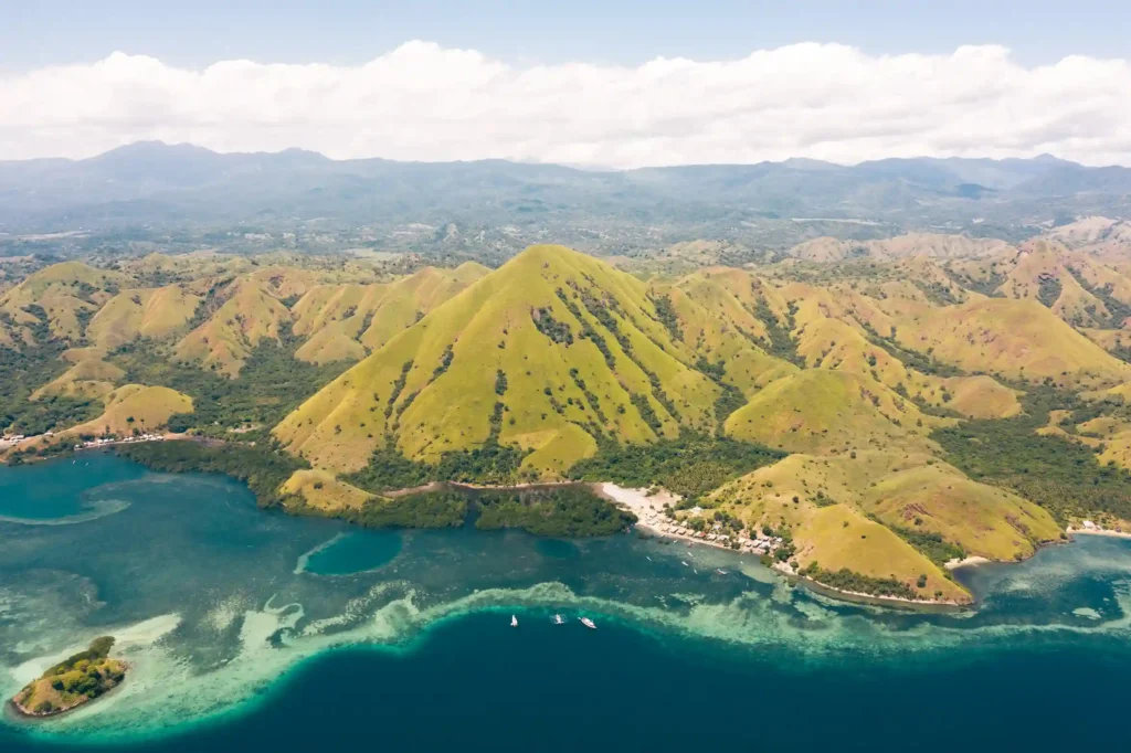 Komodo yacht sailing