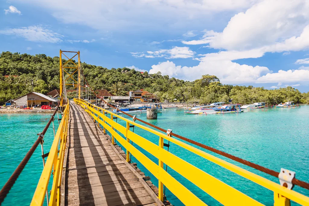 nusa ceningan yellow bridge